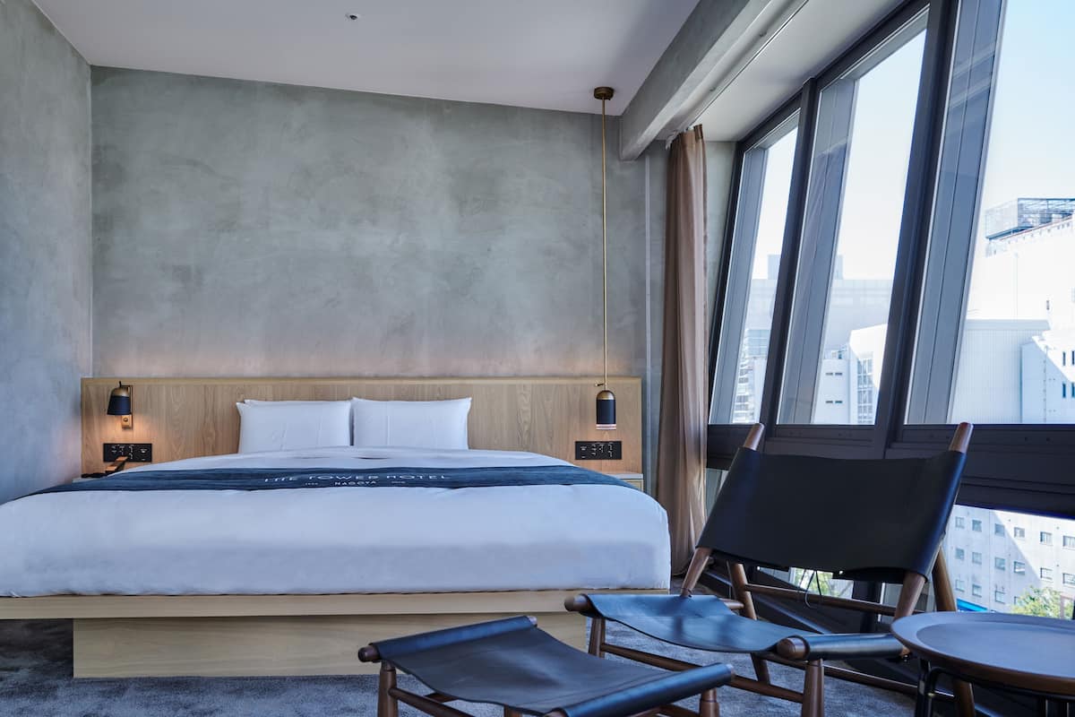 Bộ đồ giường cao cấp, chăn bông, minibar, két bảo mật tại phòng 