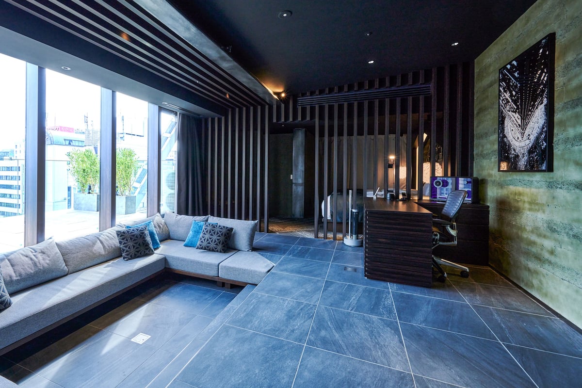Bộ đồ giường cao cấp, chăn bông, minibar, két bảo mật tại phòng 