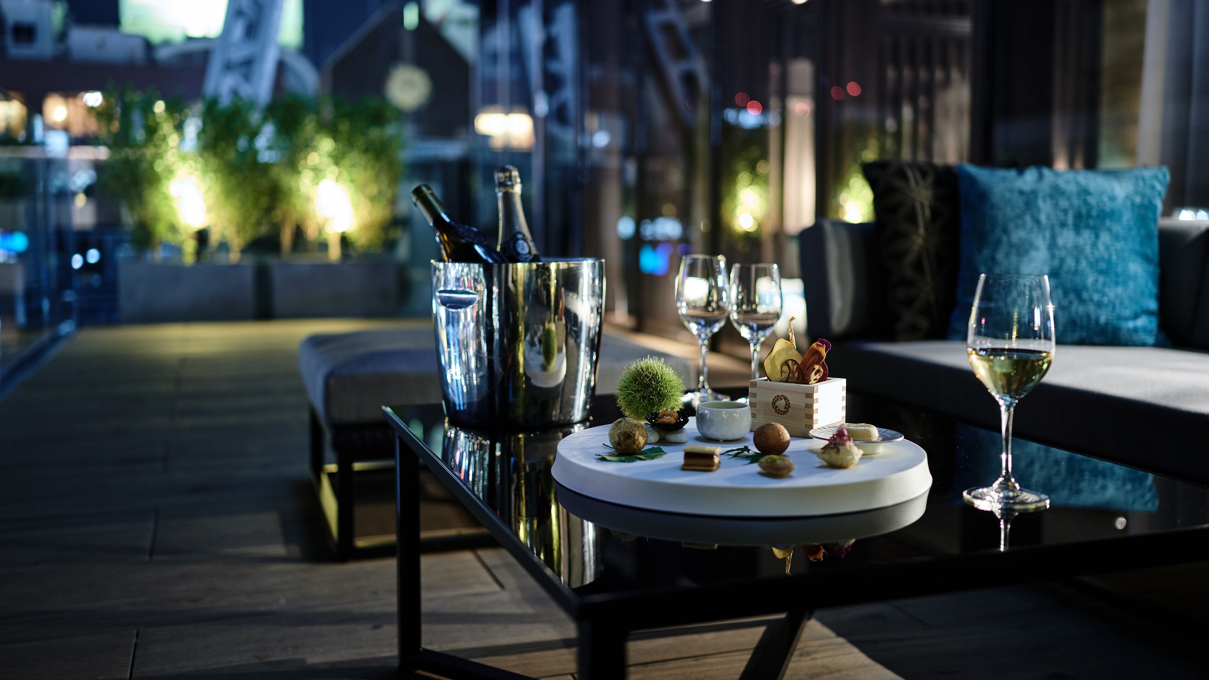 Premium bedding, down comforters, minibar, in-room safe