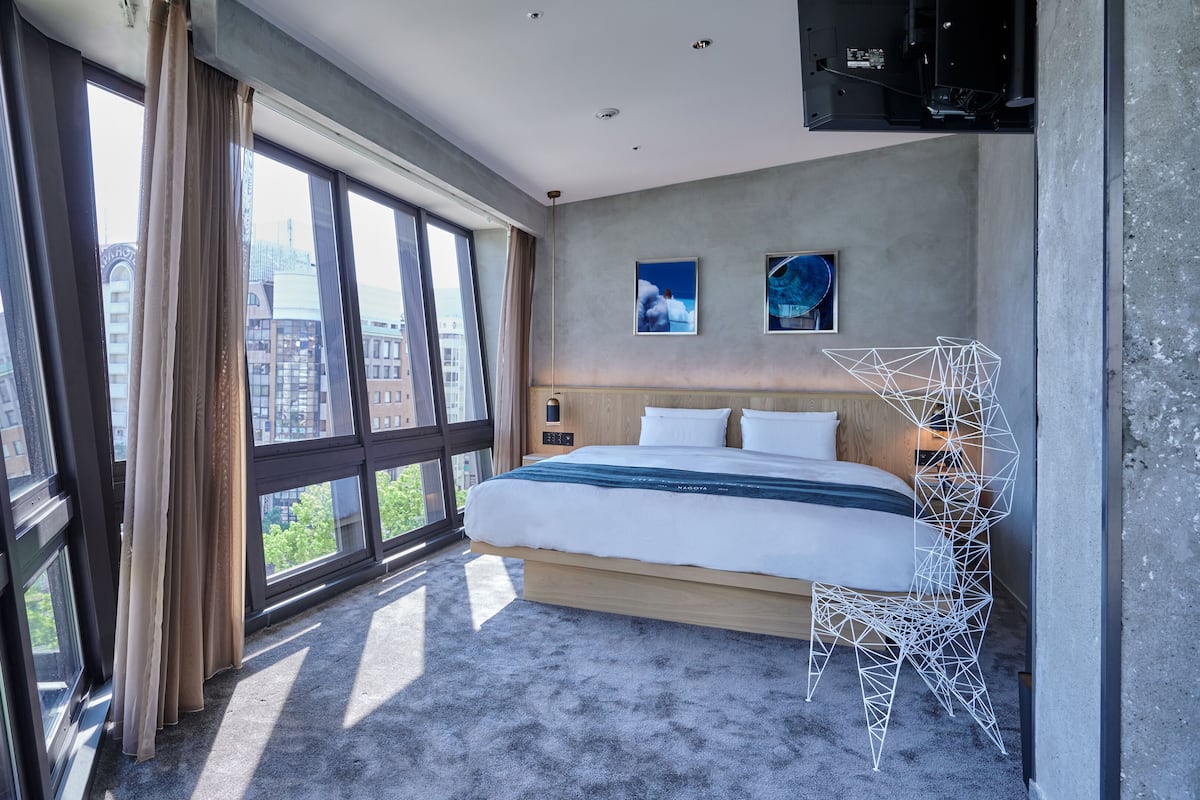 Bộ đồ giường cao cấp, chăn bông, minibar, két bảo mật tại phòng 