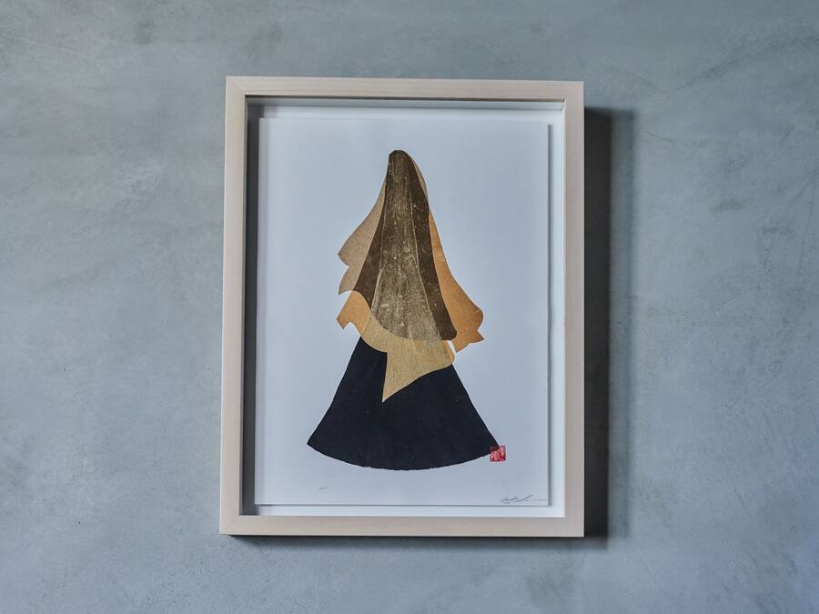 Een lijstwerk met kunst aan een muur.