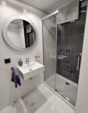 Duschwanne, Haartrockner, Bidet, Handtücher