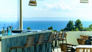 A bar area with chairs and a view of the sea. - Casa Panorama Adults Only (Sithonia)