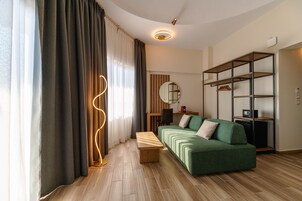Una sala moderna con un sofá verde, una mesa de centro de madera y una estantería.