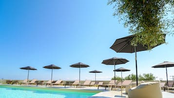 Una piscina al aire libre de temporada