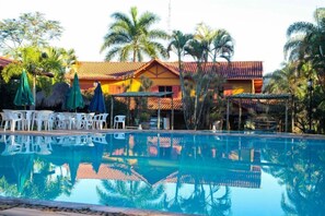 2 piscines extérieures