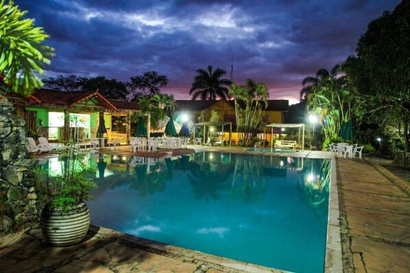 2 piscines extérieures
