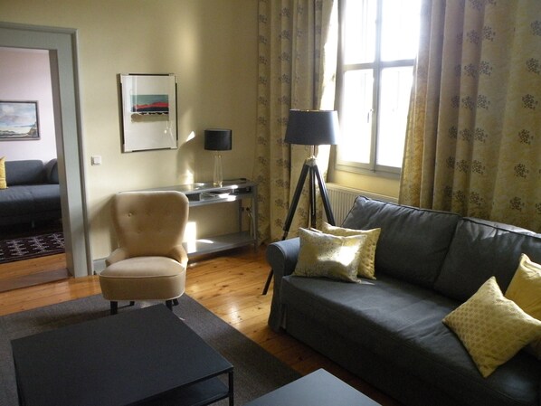 Téléviseur, livres, sélection de musique, chaîne audio