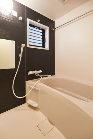 Een haardroger, handdoeken