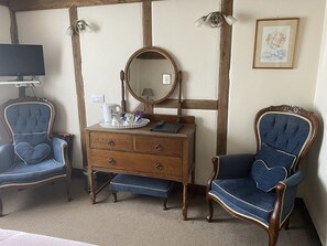 Classic Downstairs Double | 高档床上用品、特色装修、特色家居、办公桌