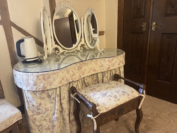 Superior-Doppelzimmer, 1 Queen-Bett | Hochwertige Bettwaren, individuell dekoriert, individuell eingerichtet