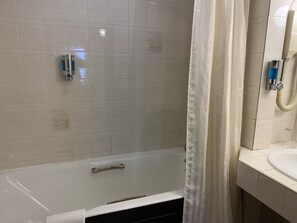 Classic Downstairs Twin Room | Salle de bain | Articles de toilette (gratuits), séchoir à cheveux, serviettes fournies