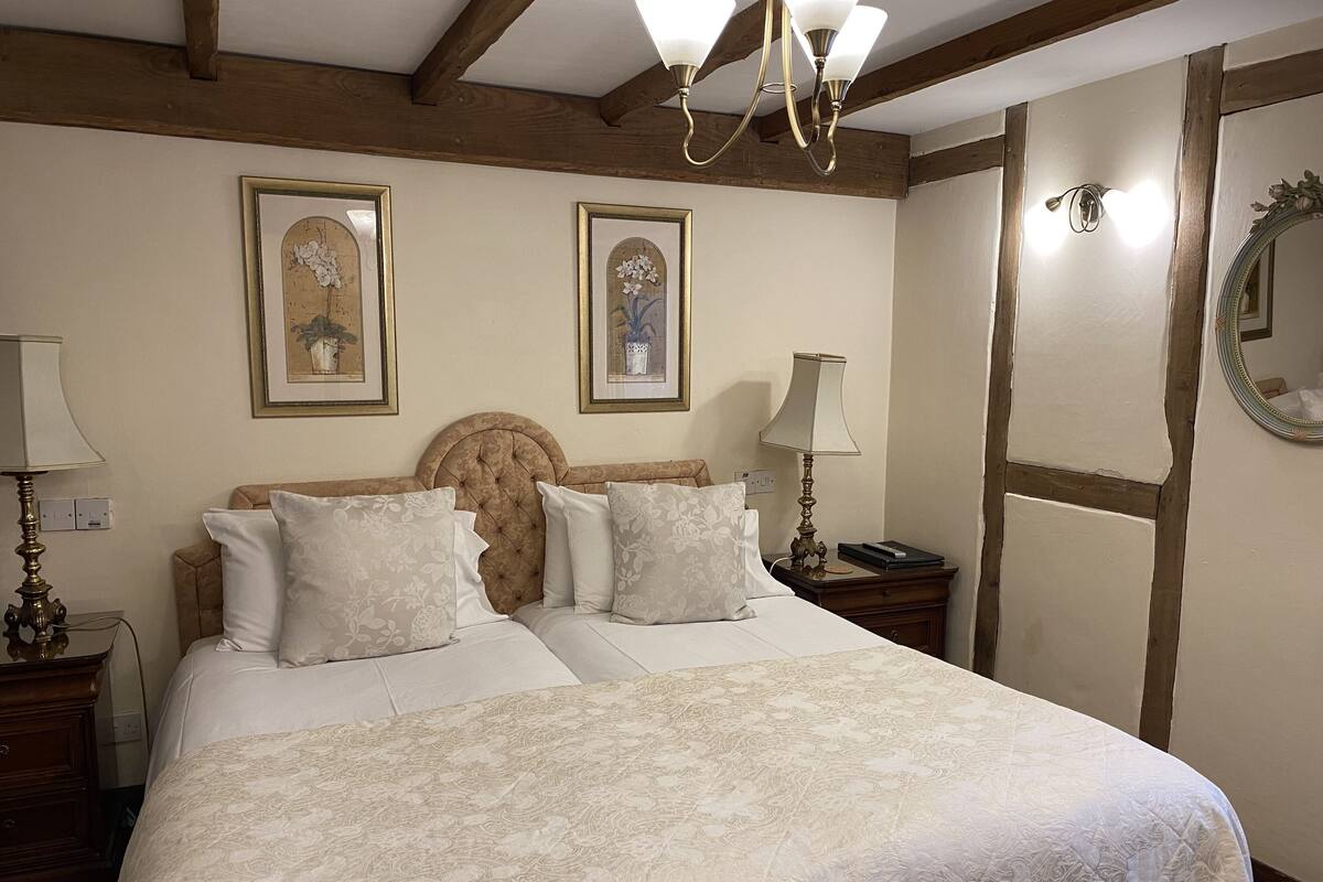 Classic Downstairs Twin Room | Luxe beddengoed, individueel gedecoreerd, individueel gemeubileerd