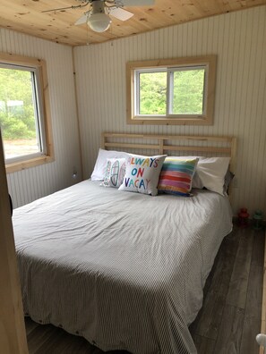 1 dormitorio, tabla de planchar con plancha, wifi y ropa de cama