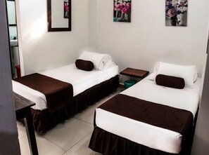 Executive Room | Minibar, desk, blackout curtains, iron/ironing board - Hotel Casa 10 Medellin (Medellín)