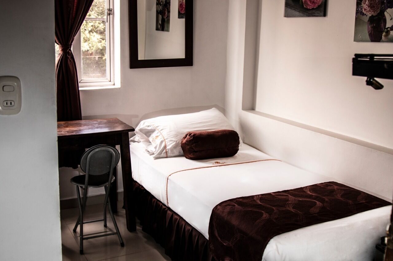 Minibar, escritorio, cortinas blackout y tabla de planchar con plancha 