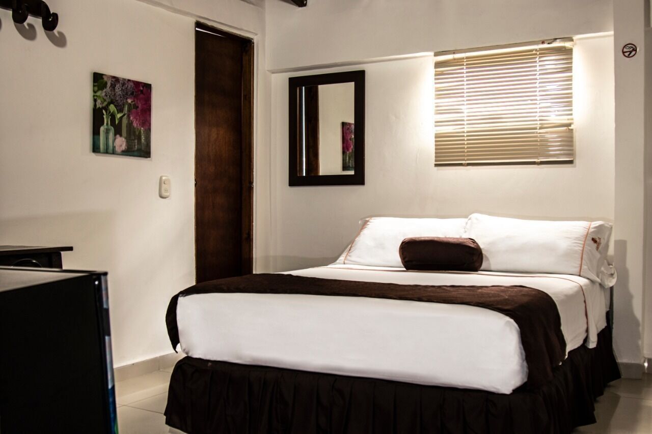 Minibar, escritorio, cortinas blackout y tabla de planchar con plancha 