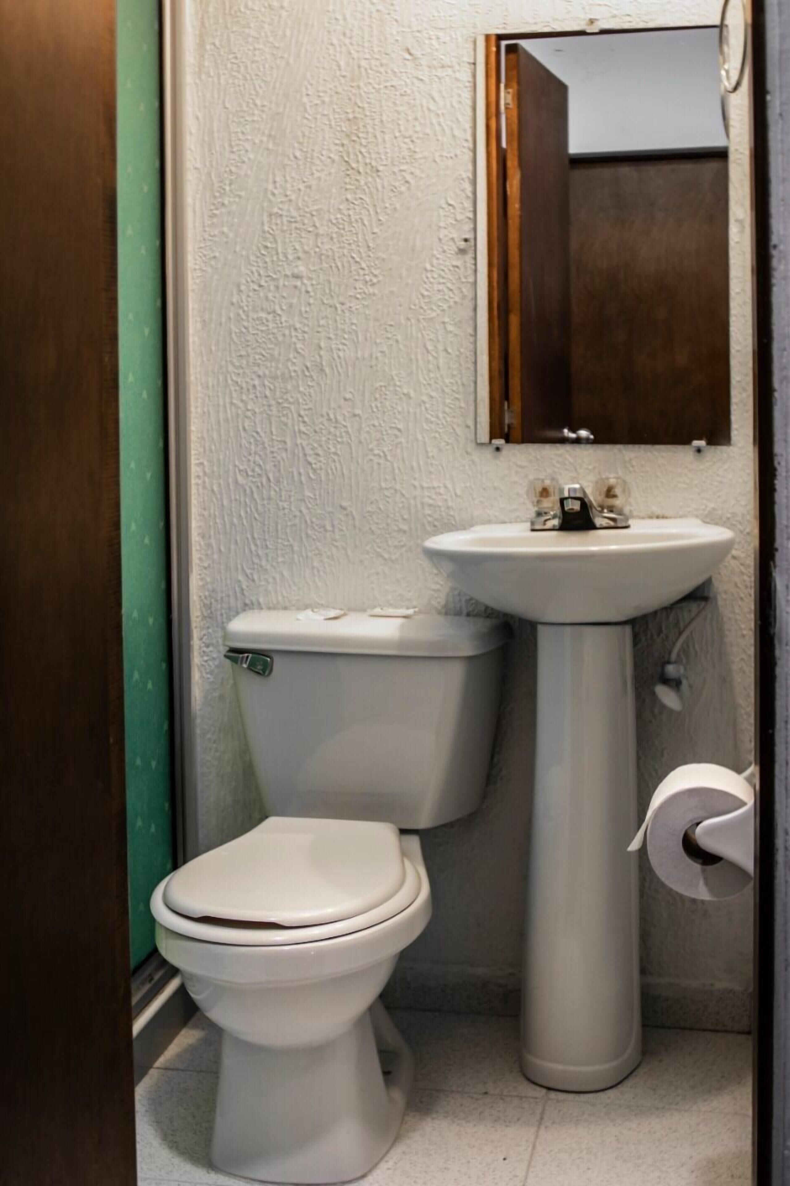 Baño | Regadera, amenidades de baño gratuitas, secadora de cabello, toallas 