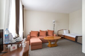 Escritorio, cortinas blackout y sistema de insonorización 