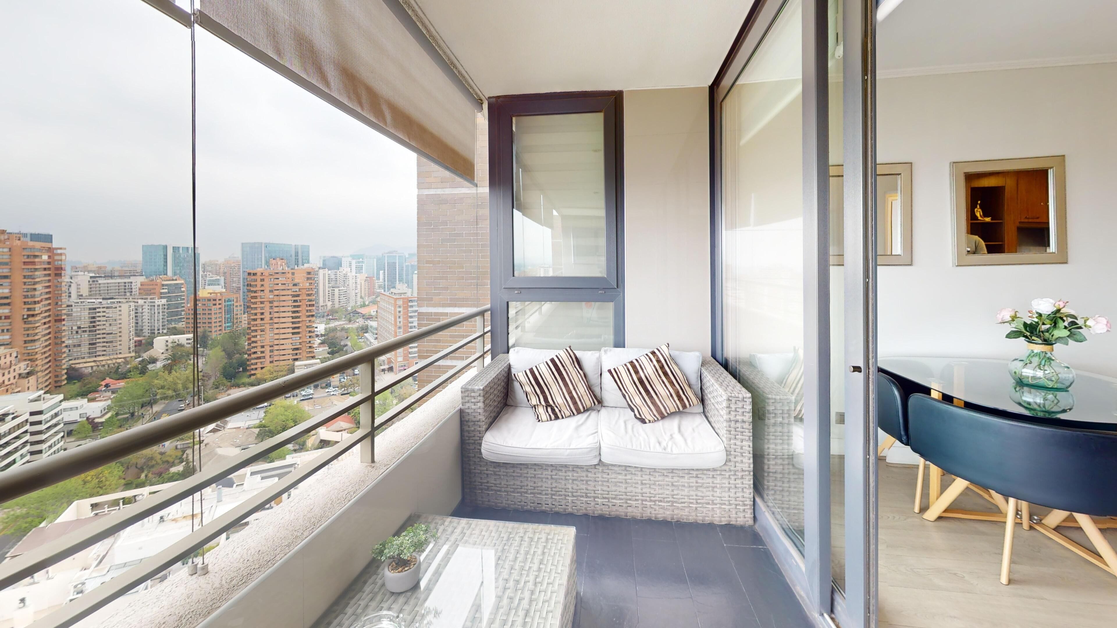 Caja de seguridad en la habitación y espacio para trabajar con laptop 