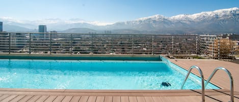 Una piscina al aire libre de temporada