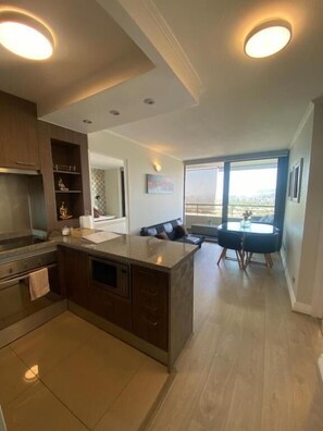 Apartamento, 2 habitaciones | Cocina privada | Frigorífico grande, microondas, horno y placa de cocina