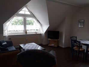 Leilighet – city | Oppholdsområde | En 20-tommers TV med Parabol-TV