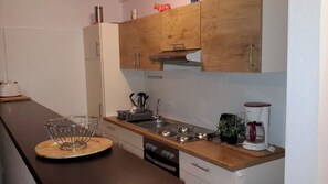 City Apartment | Private kitchenette | Coffee/tea maker, highchair - Pension Norddeicher Straße (Norden)