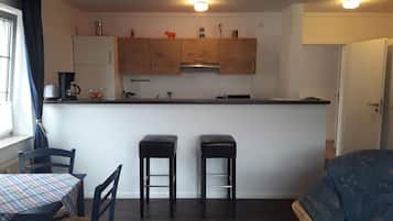 City-Apartment | Wohnbereich | 20-Zoll-Fernseher mit Satellitenempfang
