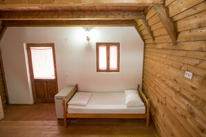 Classic Chalet | 1 bedroom, individually decorated, desk, bed sheets