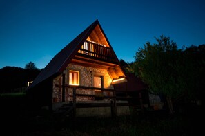 Façade de lâhĂ©bergement â soirĂ©e/nuit