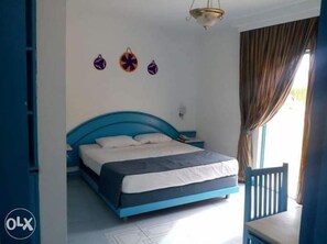 Luxe beddengoed, een minibar, individueel gedecoreerd