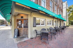 Outdoor dining - Suite in the Heart of Nightlife, off of Chippewa Square by Lucky Savannah (Savannah)