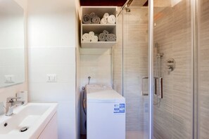 Shower, hair dryer, bidet, towels