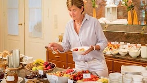 A buffet setup with various fruits and dishes. - Hotel Menschels Vitalresort (Meddersheim)