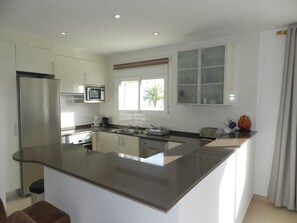 Køleskab, mikrobølgeovn, ovn, opvaskemaskine