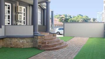 Vista frontal de la propiedad