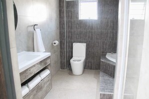 Free toiletries, towels, soap, shampoo - The Cato Suites Hotel (Durban)