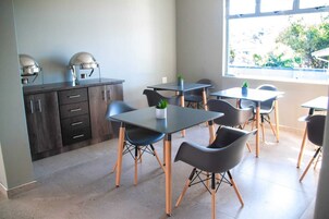 供应早餐、午餐和晚餐，本地与国际菜