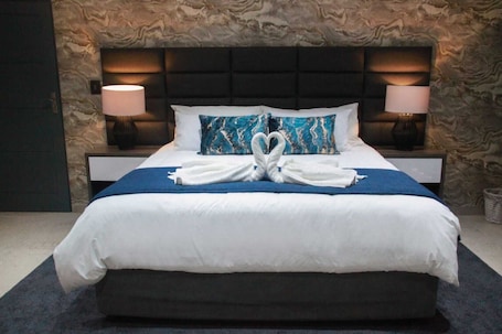 Deluxe Double or Twin Room | 1 bedroom, premium bedding, pillowtop beds, blackout drapes