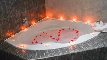 Suite, 1 cama King size, hidromasaje | Tina de hidromasaje privada