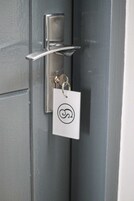 Una puerta con una cerradura y un llavero con una llave.