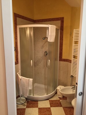 Bruser, hårtørrer, bidet, håndklæder