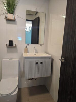 Shower, towels, soap, shampoo - Isla Verde Beach-Dreamy & Beautiful Apt ! PET FRIENDLY - SOLAR SYSTEM

 (CAROLINA)