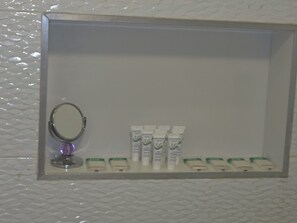 Douche, serviettes fournies, savon, shampooing