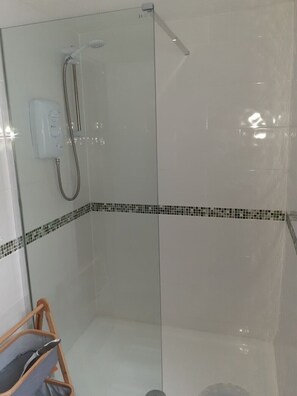 Chuveiro/banheira combinados, secador de cabelo, toalhas de banho 