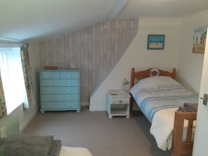 5 bedrooms, iron/ironing board, WiFi, bed sheets