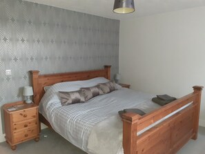 5 quartos, ferros/tábuas de passar roupa, Wi-Fi, roupa de cama
