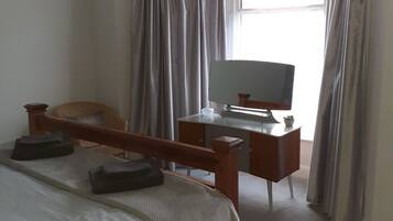 5 bedrooms, iron/ironing board, WiFi, bed sheets