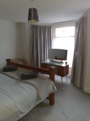 5 bedrooms, iron/ironing board, WiFi, bed sheets - Family holiday home near both sea front and town (Yarmouth)